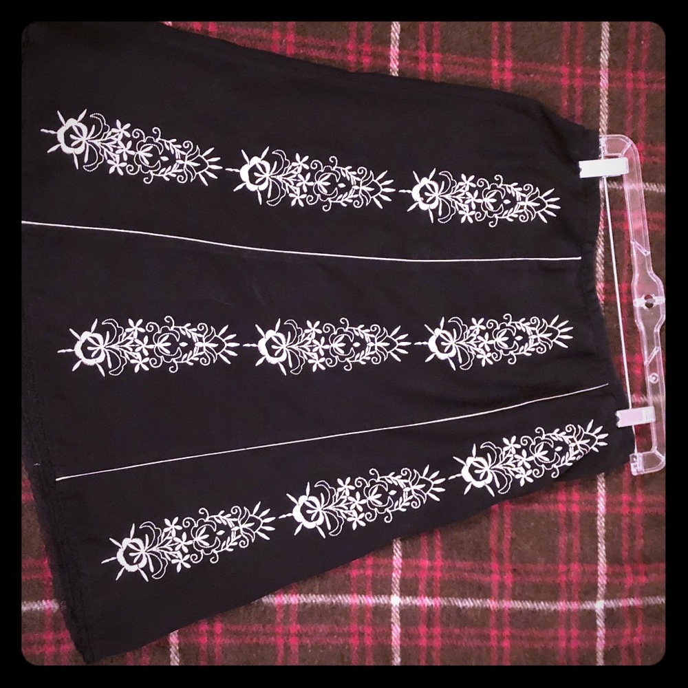 Black skirt with floral details
